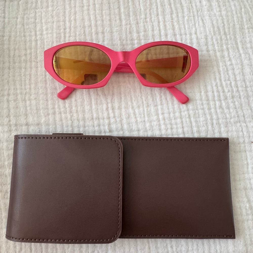 Gimaguas Vibrant Pink Sunglasses with Elegant Brown Case